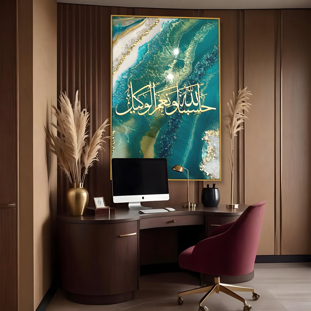 Tablou canvas cu tablou canvas cu scriere araba si rasina, in rama de aluminiu auriu, pe perete intr-un birou